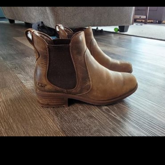 Ugg Chelsea Boots - Picture 3 of 6
